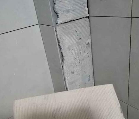 霍山瓷砖空鼓维修公司分享下厨房瓷砖脱落的补救措施。